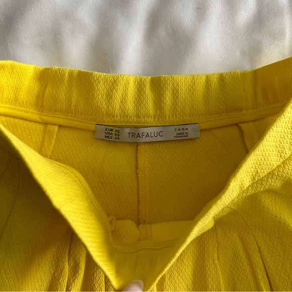 💛Zara Pleated Shorts 💛 XS - Picture 3 of 3
